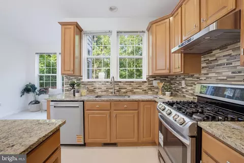 Kitchen - 4118 River Forth Dr, Fairfax, VA 22030 photo 7 of 7