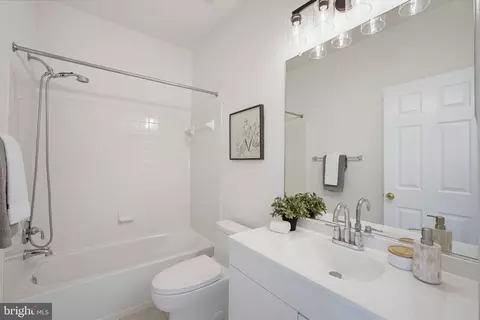 Bath - 4118 River Forth Dr, Fairfax, VA 22030 photo 4 of 4