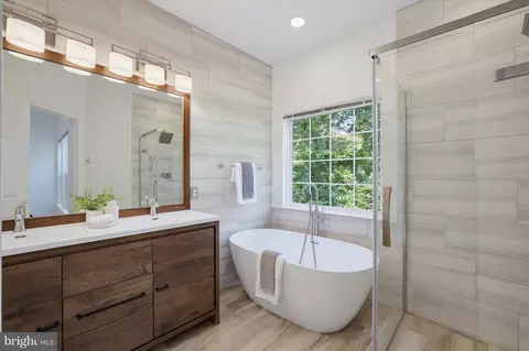 Bath - 4118 River Forth Dr, Fairfax, VA 22030 photo 2 of 4