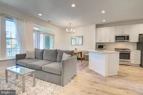 4210 Mozart Brigade Ln #L, Fairfax, VA 22033