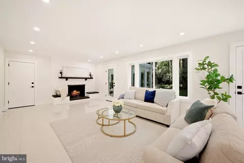 Living - 8355 Alvord St, Mclean, VA 22102 photo 7 of 9