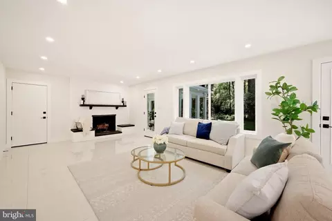 Living - 8355 Alvord St, Mclean, VA 22102 photo 6 of 9
