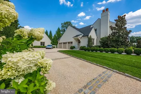 Exterior - 1321 Darnall Dr, Mclean, VA 22101 photo 4 of 11