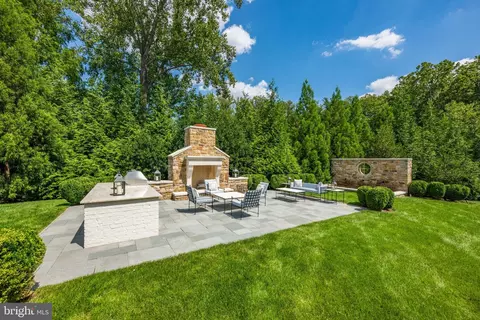 Exterior - 1321 Darnall Dr, Mclean, VA 22101 photo 7 of 11