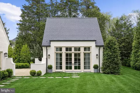 Exterior - 1321 Darnall Dr, Mclean, VA 22101 photo 6 of 11