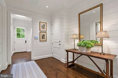 Entry Way - 1321 Darnall Dr, Mclean, VA 22101 photo 3 of 9