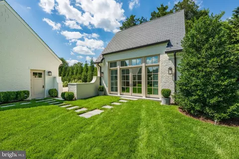 Exterior - 1321 Darnall Dr, Mclean, VA 22101 photo 5 of 11