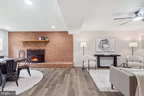 Living - 7113 Hadlow Ct, Springfield, VA 22152 photo 4 of 6