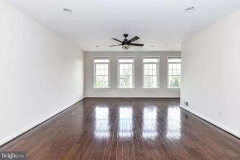 Living - 3160 Yeager Dr, Herndon, VA 20171 photo 2 of 4