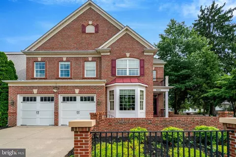 5815 Falls Gate Ct, Falls Church, VA 22041