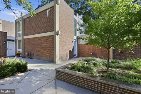 Exterior - 11547 Maple Ridge Rd, Reston, VA 20190 photo 4 of 10