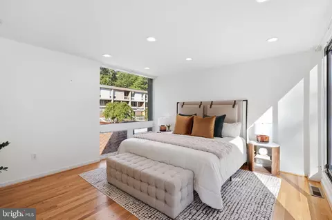 Bedroom - 11547 Maple Ridge Rd, Reston, VA 20190 photo 5 of 6