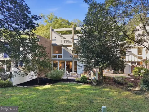 Exterior - 11547 Maple Ridge Rd, Reston, VA 20190 photo 8 of 10