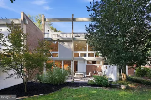 Exterior - 11547 Maple Ridge Rd, Reston, VA 20190 photo 2 of 10