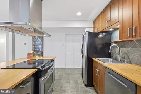 Kitchen - 11547 Maple Ridge Rd, Reston, VA 20190 photo 3 of 4
