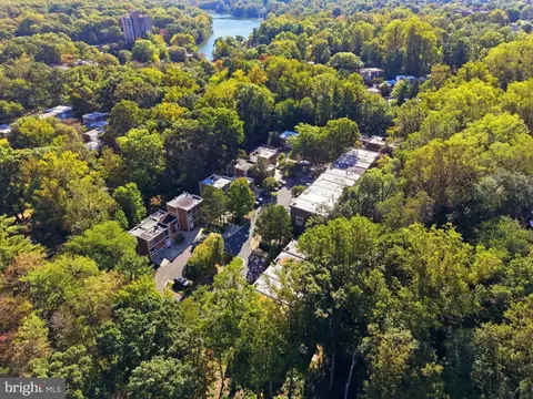 View/Area - 11547 Maple Ridge Rd, Reston, VA 20190 photo 4 of 5