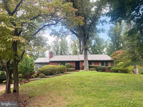 6450 Queen Anne Ter, Falls Church, VA 22044
