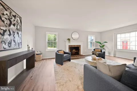 Living - 8627 Pin Oak Dr, Springfield, VA 22153 photo 4 of 5