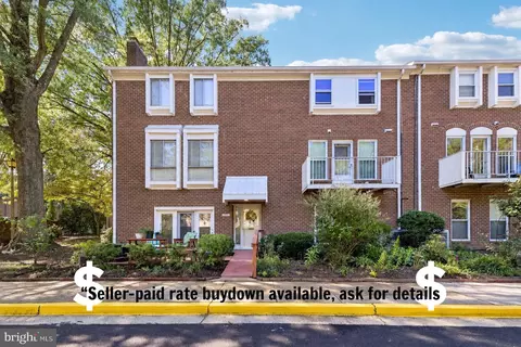 3674 Persimmon Cir, Fairfax, VA 22031