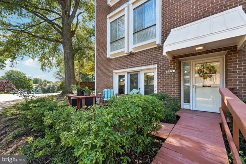 3674 Persimmon Cir, Fairfax, VA 22031