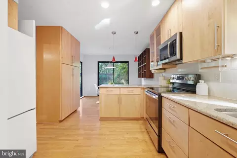 Kitchen - 2165 Cabots Point Ln, Reston, VA 20191 photo 3 of 5