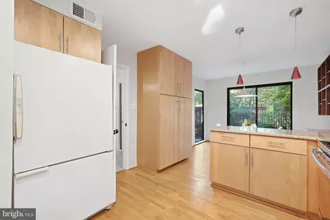 Kitchen - 2165 Cabots Point Ln, Reston, VA 20191 photo 5 of 5