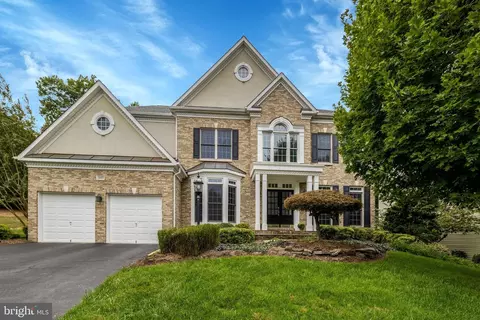 12463 Meadow Hunt Dr, Fairfax, VA 22033