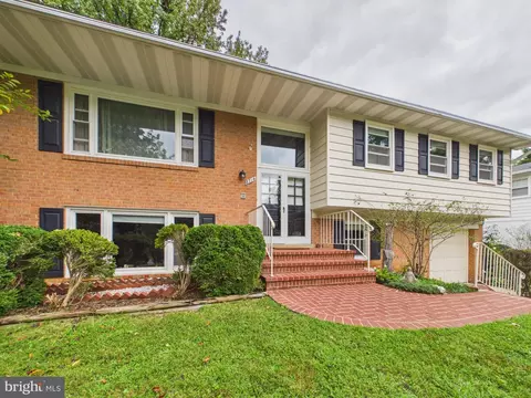 Exterior - 8714 Old Courthouse Rd, Vienna, VA 22182 photo 3 of 8