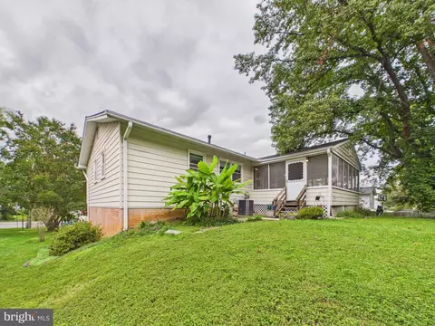 Exterior - 8714 Old Courthouse Rd, Vienna, VA 22182 photo 6 of 8