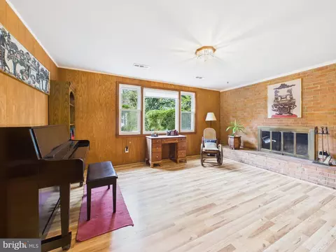 Living - 8714 Old Courthouse Rd, Vienna, VA 22182 photo 4 of 5