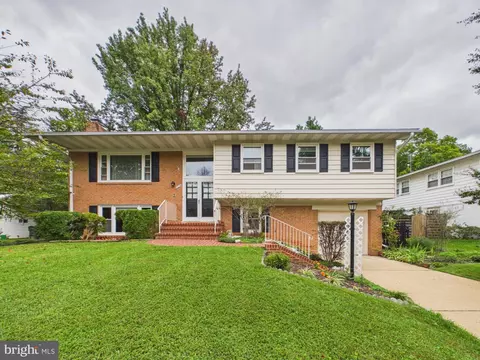 Exterior - 8714 Old Courthouse Rd, Vienna, VA 22182 photo 2 of 8