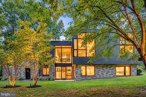 Exterior - 7815 Old Falls Rd, Mclean, VA 22102 photo 2 of 22