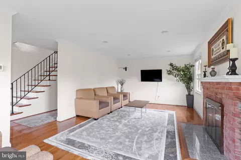 Living - 6213 Thomas Dr, Springfield, VA 22150 photo 2 of 4