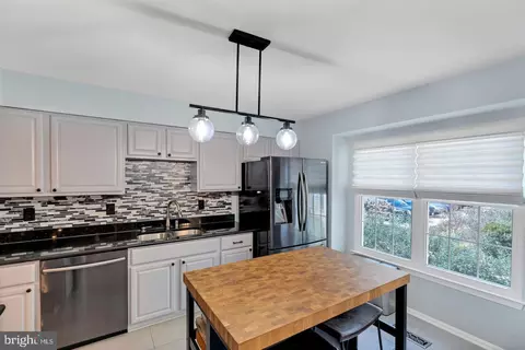 Kitchen - 7033 Solomon Seal Ct, Springfield, VA 22152 photo 4 of 4