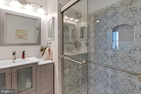 Bath - 7033 Solomon Seal Ct, Springfield, VA 22152 photo 5 of 6