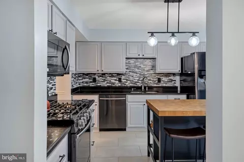 Kitchen - 7033 Solomon Seal Ct, Springfield, VA 22152 photo 2 of 4