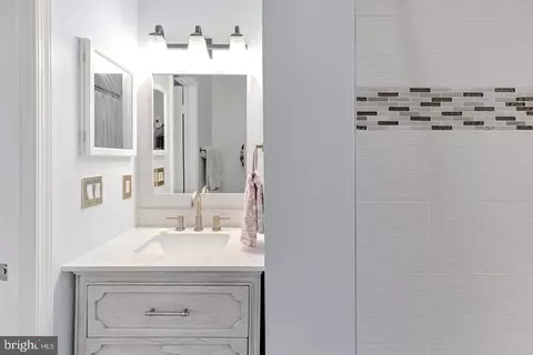 Bath - 7033 Solomon Seal Ct, Springfield, VA 22152 photo 3 of 6