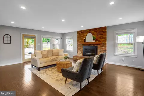 Living - 5419 Charlottesville Rd, Springfield, VA 22151 photo 4 of 7