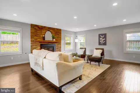 Living - 5419 Charlottesville Rd, Springfield, VA 22151 photo 5 of 7