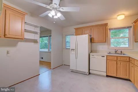 Kitchen - 6914 Hadlow Dr, Springfield, VA 22152 photo 2 of 3