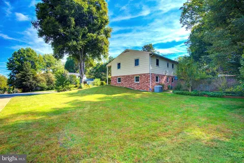 Exterior - 6914 Hadlow Dr, Springfield, VA 22152 photo 6 of 7
