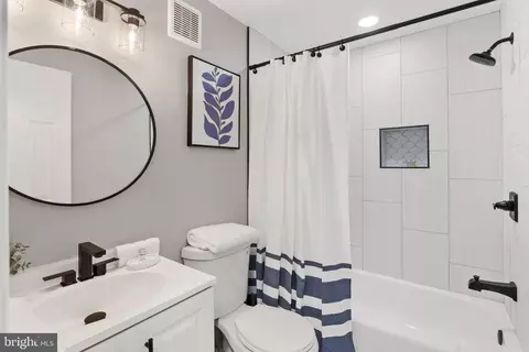 Bath - 2592 Viking Dr, Herndon, VA 20171 photo 1 of 4