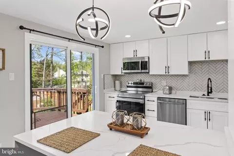 Kitchen - 2592 Viking Dr, Herndon, VA 20171 photo 5 of 5