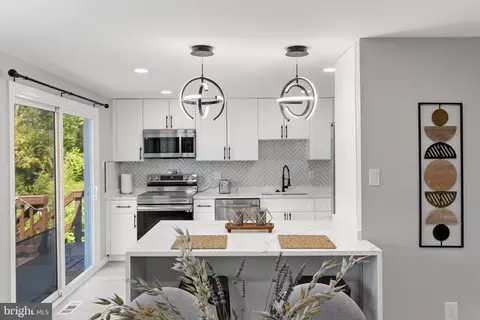 Kitchen - 2592 Viking Dr, Herndon, VA 20171 photo 3 of 5