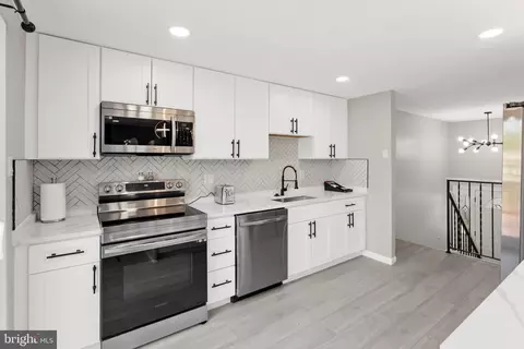 Kitchen - 2592 Viking Dr, Herndon, VA 20171 photo 2 of 5