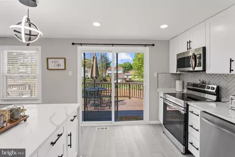 Entry Way - 2592 Viking Dr, Herndon, VA 20171 photo 3 of 9