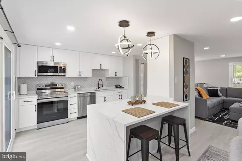 Kitchen - 2592 Viking Dr, Herndon, VA 20171 photo 4 of 5