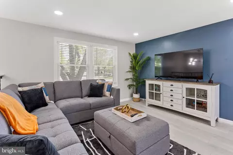 Living - 2592 Viking Dr, Herndon, VA 20171 photo 2 of 3