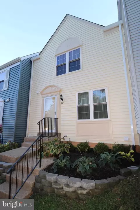 9041 White Rose Ln, Fairfax, VA 22031