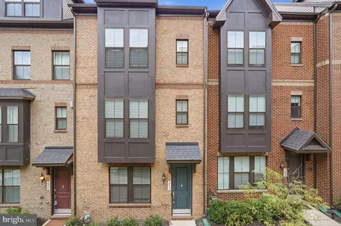 2837 Hokie Ln, Alexandria, VA 22306